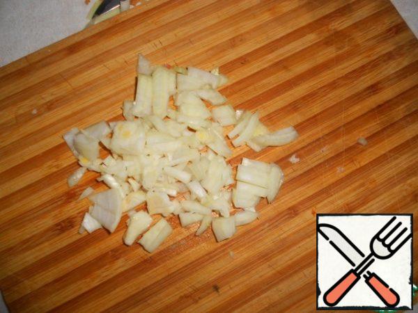 Peel and finely chop the onion. Fry in vegetable oil until Golden brown.