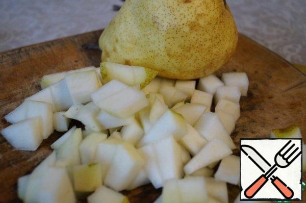 Peel and core the pears, cut into small cubes.
