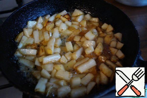 Melt the butter in a frying pan.
Pour 4 tablespoons of sugar evenly, without stirring, melt it. Add the sliced pear, mix gently so that each piece of fruit is covered with melted sugar.
Fry for 1-2 minutes, remove from heat, cool.