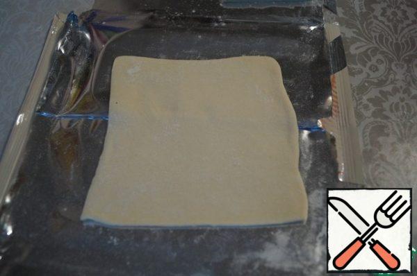 We roll out each square even more, moving the rolling pin only in one direction.
So the dough will retain its layering.