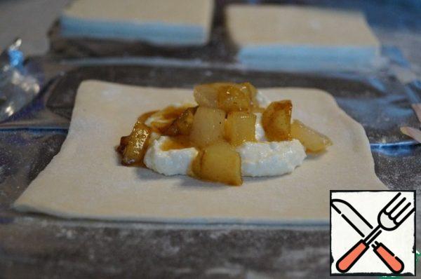 Put 1-2 tablespoons of cottage cheese filling in the middle of each square, put 1 tablespoon of caramelized pear on top.
