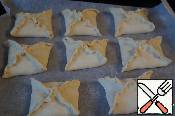 We cover the baking sheet with baking paper and spread our cheesecakes on it.
