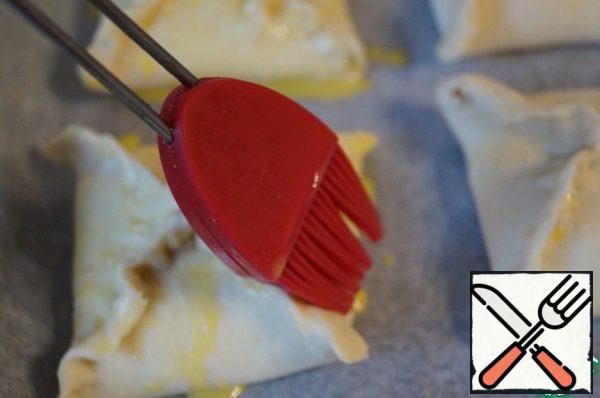 Lubricate the cheesecakes with a drop of egg yolk beaten with water.
Bake in a preheated 180°C oven until golden brown, about 10-15 minutes.