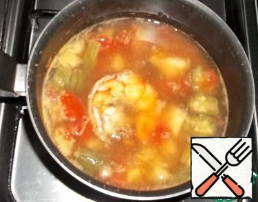 Add previously extracted seafood. Increase the heat and boil the soup for a minute. This is done.