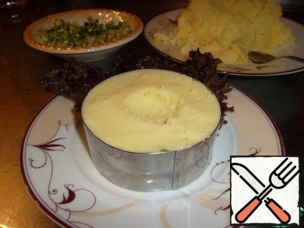 Spread the puree over the top. Make a small recess in the middle for mussels...
