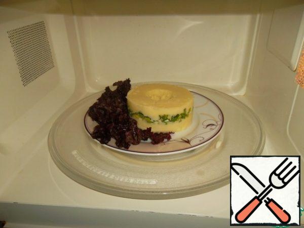 Immediately before serving, preheat the "blank" in the microwave oven...
