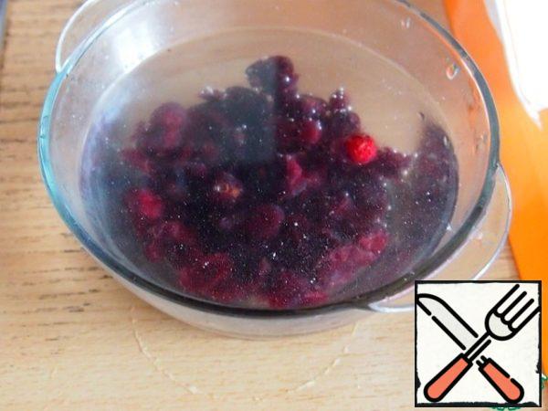 Cranberries or raisins, wash and pour hot water for 5-10 minutes, then drain in a sieve.