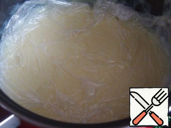 Of the total amount of milk leave two tablespoons to lubricate rolls.
In 150 ml stir the pudding, the rest of the milk to boil.
In boiling milk trickle pour in the milk with dissolved and pudding, stirring constantly cook until thick.
the surface of the finished pudding to put a piece of cellophane (to form scum) and leave to cool.
