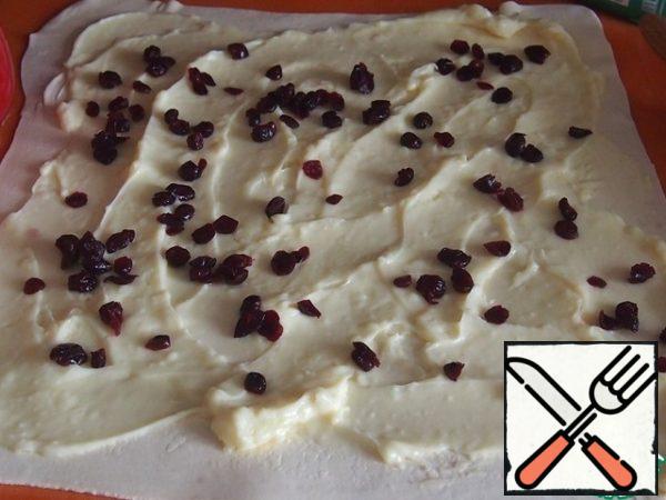Puff pastry (still what) roll into a square with a thickness of about 5 mm.
On the surface to RUB the cooled pudding, spread on top of cranberries.