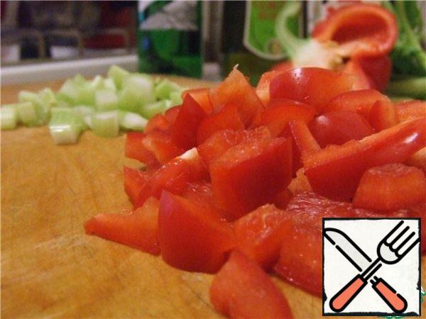 Proceed to vegetables. Cut the pepper, after getting rid of the membranes, celery and onions on the same cubes.