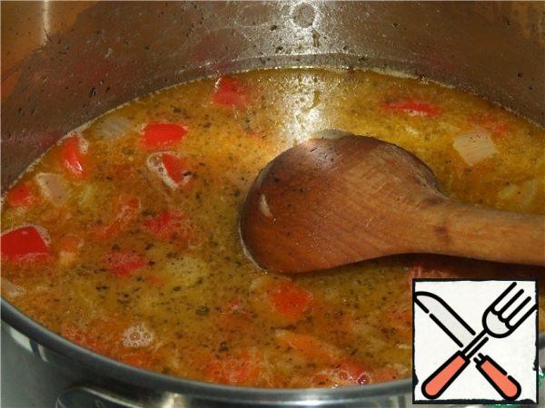 Pour in the wine and evaporate. Add the broth. If there is no fish, as the experience of cooking this dish has shown, you can do this: boil the shrimp in a small amount of water, take them out, and boil the broth to a fortress.
