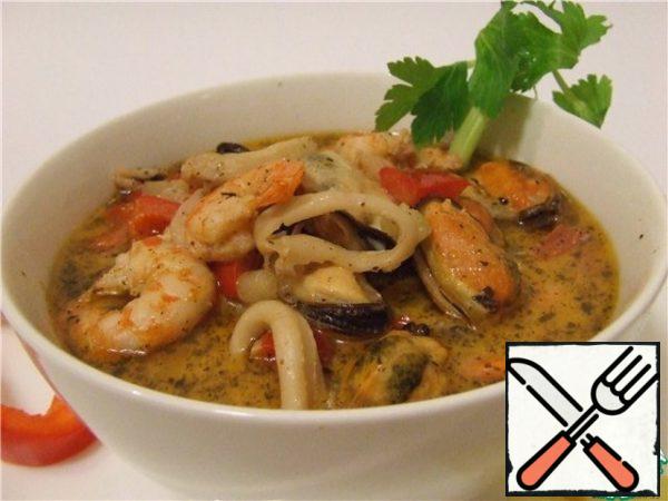 Add our seafood. Add the cream, give to boil and boil on low heat for up to 2 minutes. Try. Straighten on salt and pepper.
Enjoy your meal.