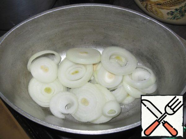 For cooking I use a pot. On the bottom pour vegetable oil, lightly fry onion. 