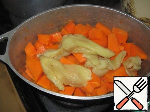 There is sweet pepper left in the freezer, it will also go into caviar.
