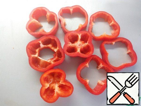 Wash the pepper and gently peel the seeds. Cut into circles about 2 cm high each.
