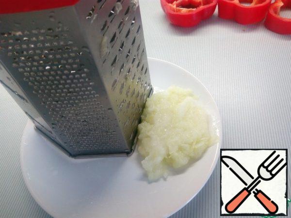 Prepare the filling in the form of cutlets. To do this, peel the onion and finely chop it, you can use a combine harvester or a simple grater.
