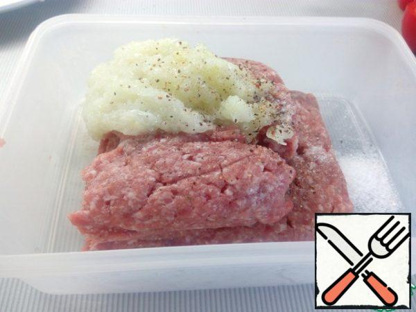 Add the prepared onion to the minced meat, season with salt and pepper.
