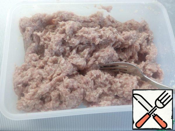 The soaked crumb is sent to the filling, you can not even squeeze from the milk. Mix everything thoroughly. To make the minced meat especially tender and juicy, you can add a little water (about 1/4 cup) and beat it well. If desired, you can add other favorite seasonings.
