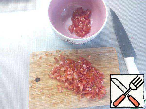 Cut the tomato into small pieces, drain the juice.
