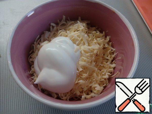 Grate the cheese and send it to the tomatoes. Add mayonnaise and mix well.
