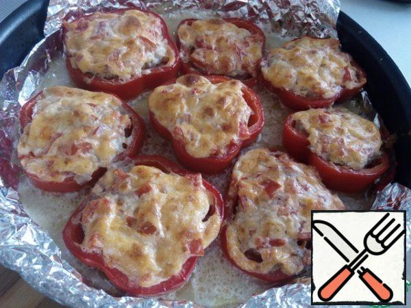Pour a little cold water into the pepper. The water should cover the peppers by about 1 cm. We send it to a preheated 180 degree oven and bake for 40 minutes. At the end of cooking, you can hold the peppers under the grill for 3-5 minutes so that they have a beautiful look.
