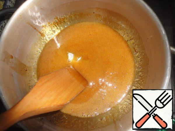 Prepare the caramel. Pour sugar into a saucepan with a thick bottom and add lemon juice. At the very beginning, you can stir a little with a spatula until the sugar dissolves well, and then you do not need to touch the caramel, otherwise it will crystallize. As a result, you should get a real caramel.
