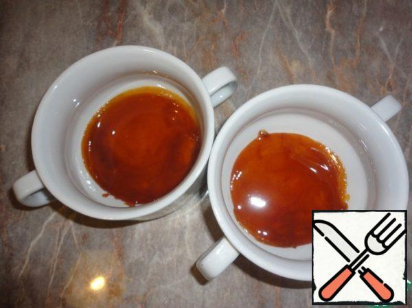 Pour the caramel into the prepared molds.
