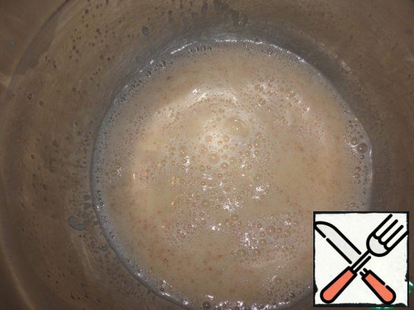 Warm up the milk, but do not bring it to a boil, beat the eggs a little with sugar, pour the egg mixture, stirring continuously, into the milk in a thin stream, add vanilla (I also added a little cinnamon, but this is for an amateur) and whisk everything properly.
