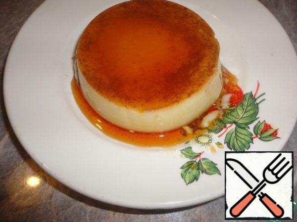 When the pudding is completely cooled, turn it over on a plate and you can enjoy this delicate dessert. Enjoy your meal!