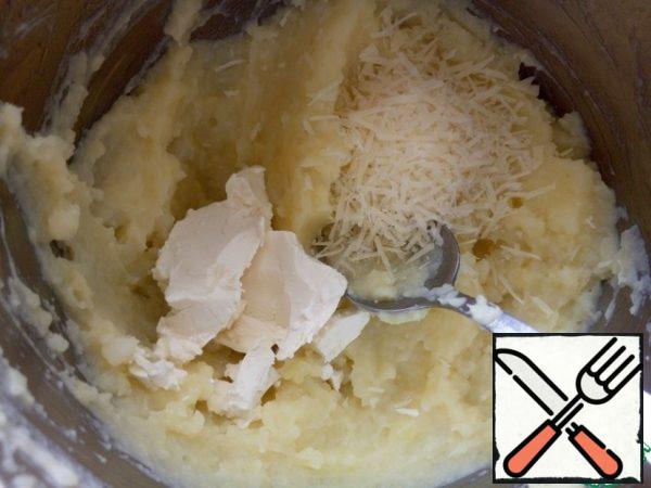 Everything is just outrageously!
Peel, cut and boil potatoes until tender in salted water.
With potatoes drain, mash it, pour warm milk, stir.
Add mascarpone and grated Parmesan.