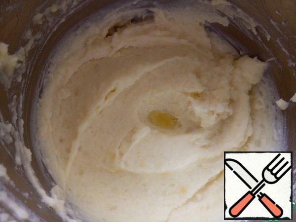 Then add truffle oil to the mashed potatoes and mix well again.
If you don't have such oil - do without it, mashed potatoes will still be delicious.
