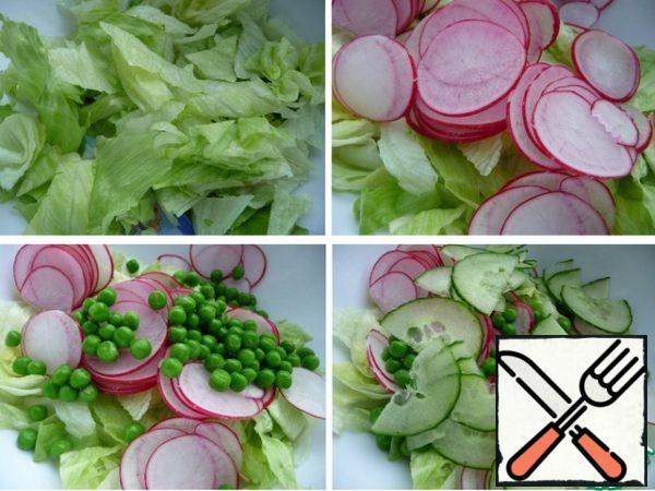 Wash the vegetables well.
Salad crumble or pick small ribbons,
radish and cucumber cut into thin slices, add the green peas.