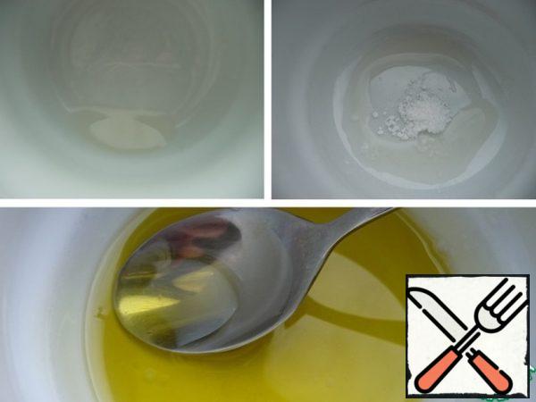 For dressing, mix lemon juice, powdered sugar, olive oil in a separate cup - beat well with a fork.
