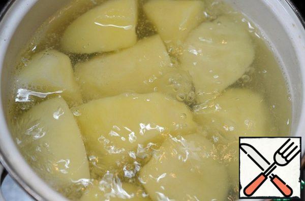 Peel the potatoes and boil in salted water for 30 minutes after boiling. Then drain the potato broth, but do not pour it out yet.
