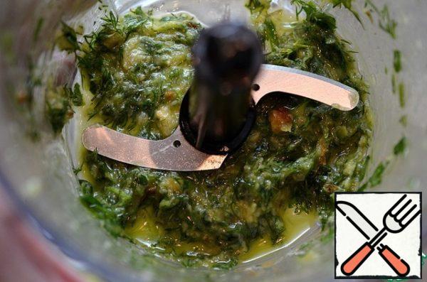 Put the chopped greens and green onions into the bowl of the blender, squeeze out thave flesh of the baked garlic and baked onions, add olive oil. Add soy sauce. Whisk everything in a blender.