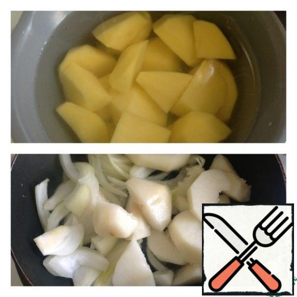 Peel the potatoes and boil in salted water until tender. Cut the onion into half rings. Peel the pear (in the classic version, an apple) from the peel and seeds, cut it arbitrarily. Fry the pear /apple together with the onion in a small amount of vegetable oil.
