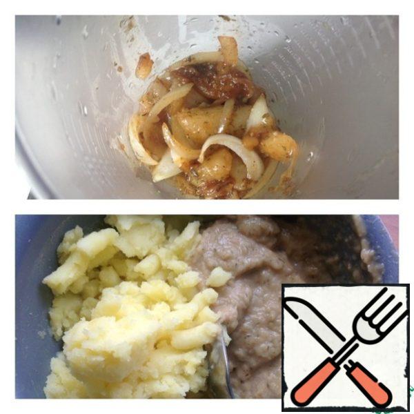 Put the stewed pears and onions in a blender bowl and puree. Drain the liquid from the finished potatoes and mash them with a masher (do not use a blender). To the mashed potatoes, add our pear-onion puree and spoon from the bottom up and clockwise thoroughly mix both mashed potatoes. It is better to work intensively with your hands, but do not use a blender.