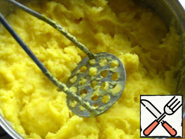 Mash everything thoroughly with a potato masher.
