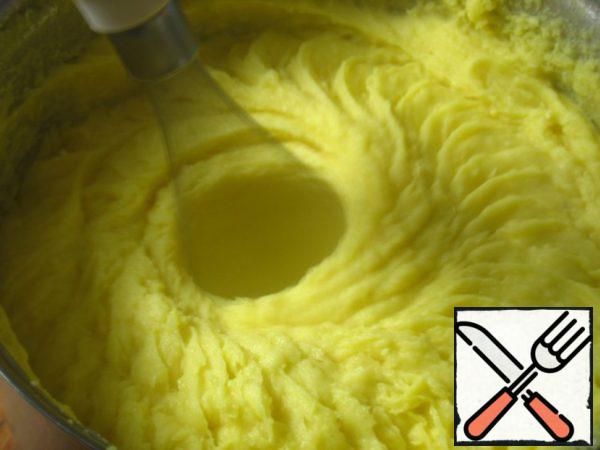 And then beat with a mixer for 5 minutes (or more)!
Believe me, once you try to whip up mashed potatoes, you will always do it!!!