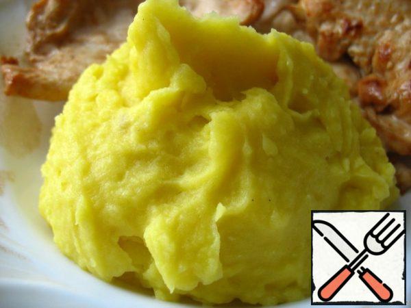 Here's our mashed potatoes. Add the meat to it, sprinkle with herbs.