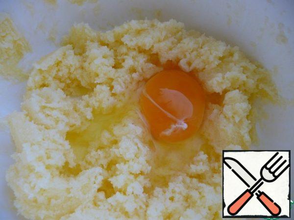 Continuing to beat, add all the eggs one by one.

