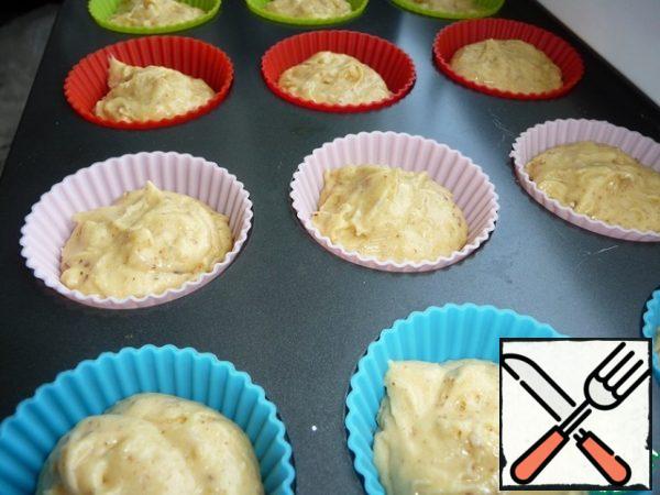 In portions molds (grease, not silicone grease) for cakes to spread the dough. From this quantity of ingredients makes 12 small cupcakes.