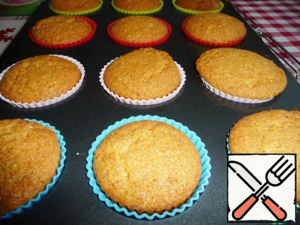 Bake the cupcakes in a preheated 180°C oven for 40-45 minutes (focus on your oven). Readiness can be checked with a wooden stick. Let cool in the mold.
