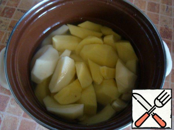 Boil the peeled potatoes (add salt when boiling). Boil the milk.
