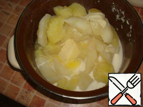 Drain the potatoes completely, add milk (200 ml per 1 kg of potatoes), butter to taste, rub into a homogeneous mass.
