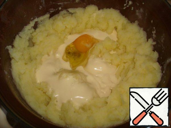 Add egg, cream. Mix well again. Mashed potatoes turn out to be airy, very tender and delicious.