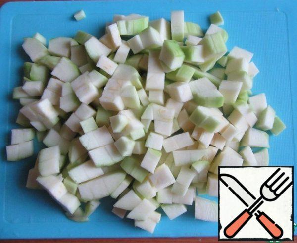 Cut the zucchini into cubes.
