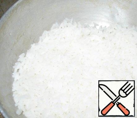 Rice is boiled until half-cooked, fold back in a colander, rinse under cold water and let stand to make the water glass.