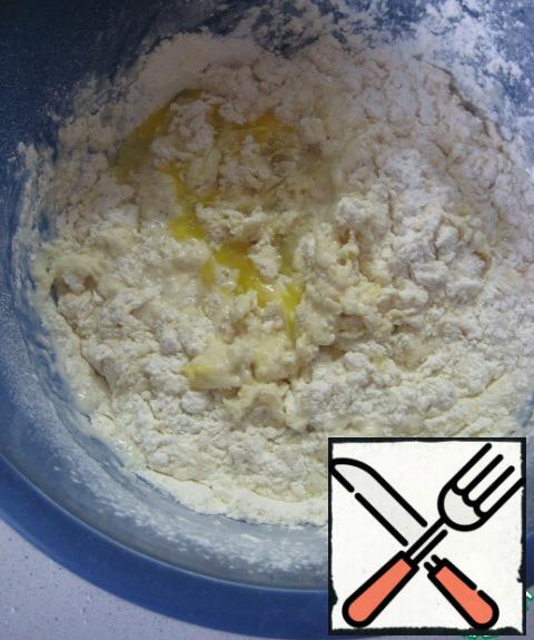 In a bowl sift the flour, pour the yeast mixture, add the eggs, sugar and salt.