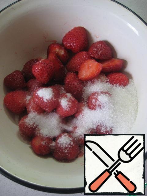 Strawberry filling:
In a bowl combine strawberries and sugar, put on a small fire, let the sugar dissolve.